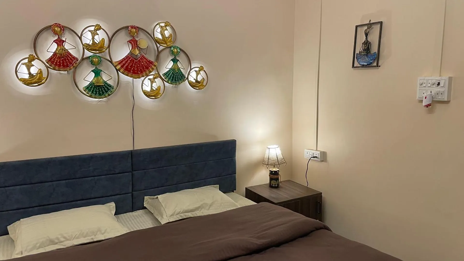 Bed & Breakfast Kashi Awahan! Traditional Themed Room Near Vishvanath Temple Varanasi